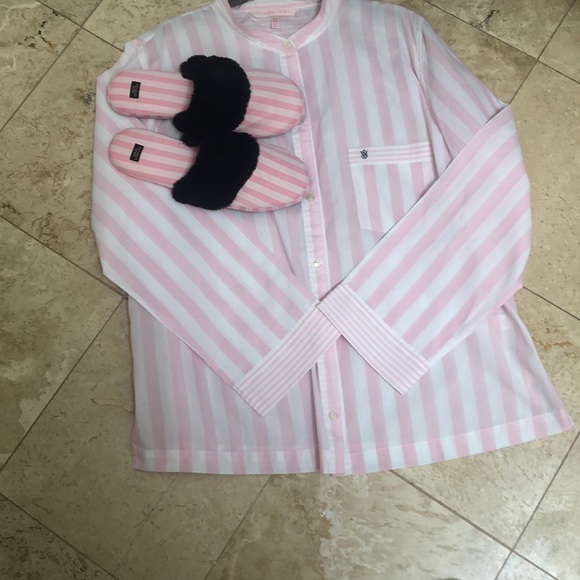 Victoria's Secret Other - Victoria’s Secret 2 piece Set. Sleep /slippers